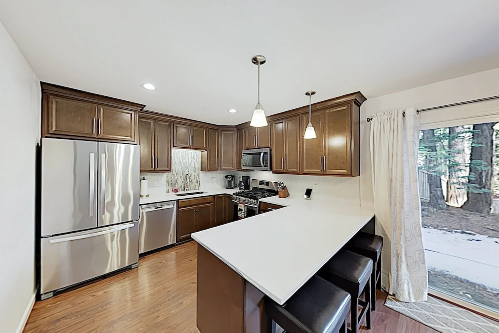 New Listing! Year-round W/ Game Room 3 Bedroom Home