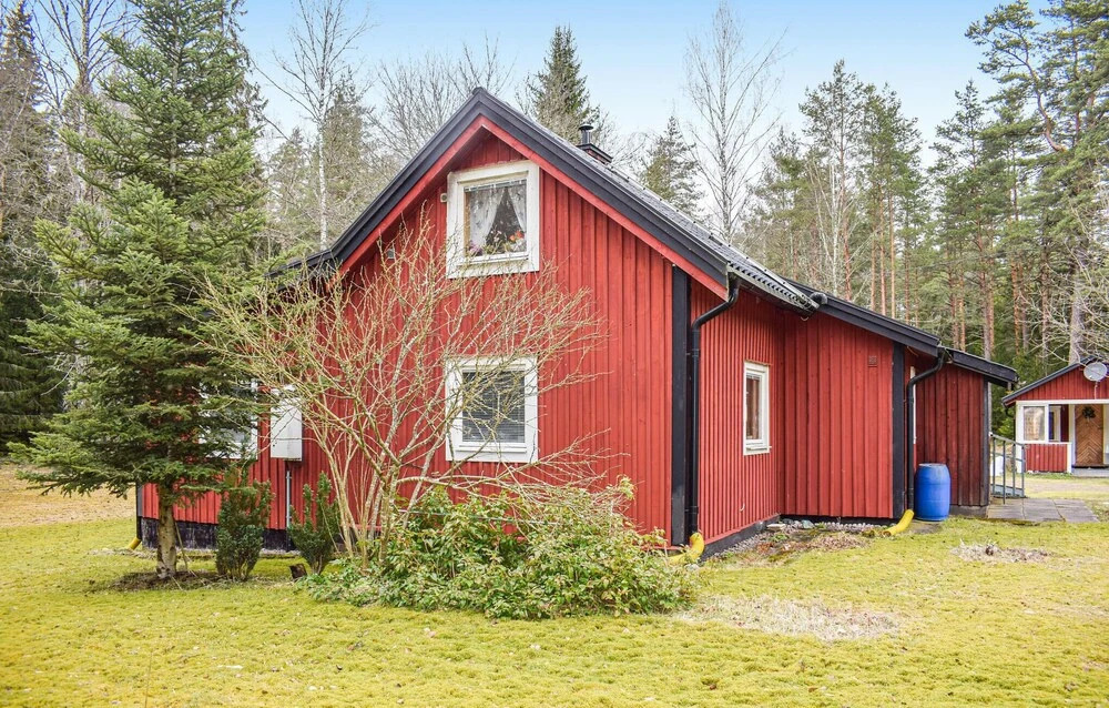 Beautiful Home in Lönneberga With 2 Bedrooms