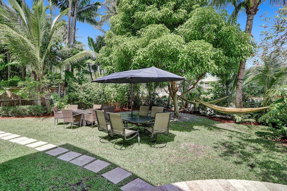 Waterfront Retreat: 7BR Villa with Pool Firepit