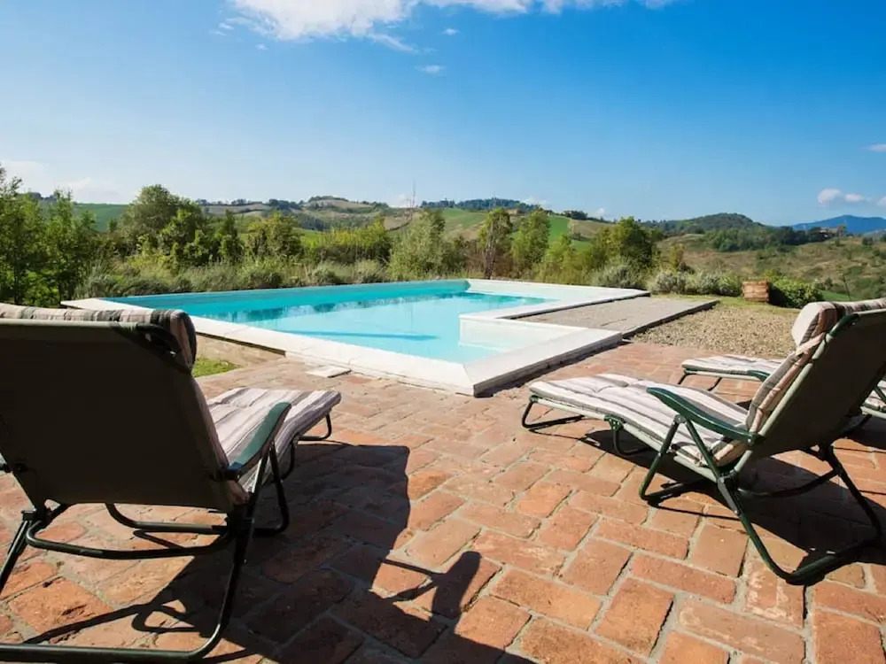 Sunny Holiday Home With Swimming Pool