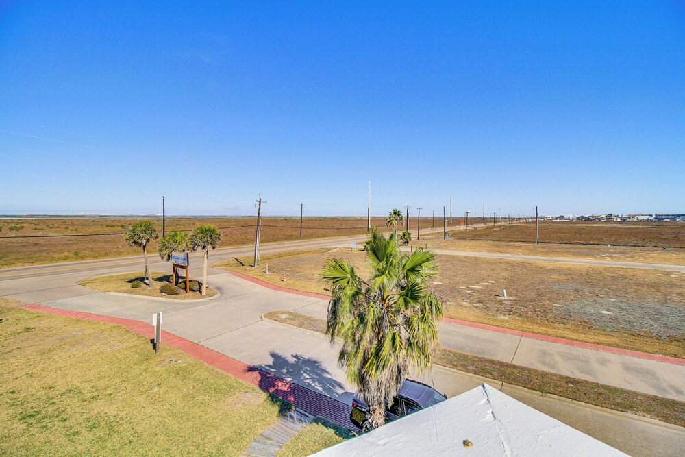 Walk to Beach! Pet-friendly Mustang Island Retreat