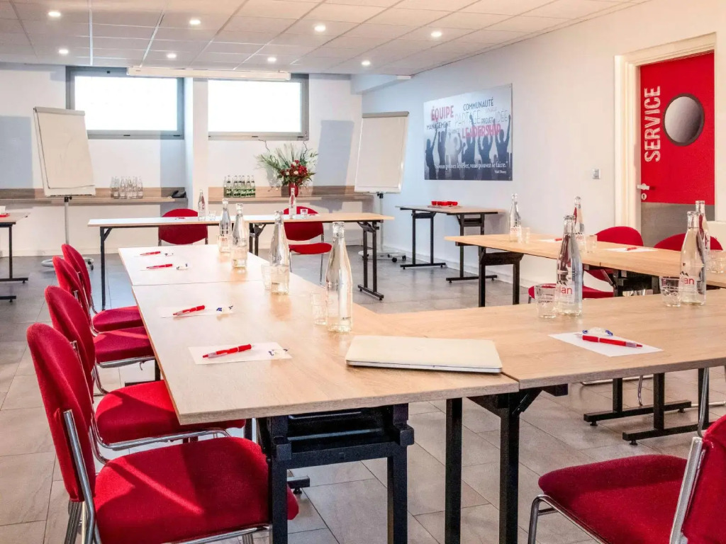 IBIS Cannes Mouans Sartoux Piscine parking gratuit