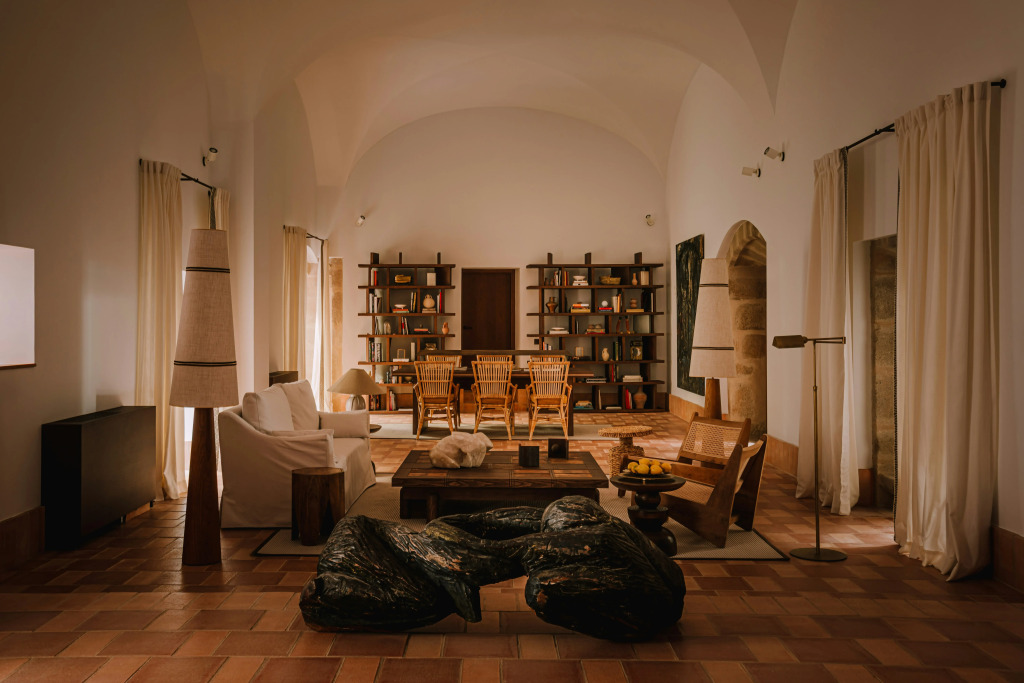 Palacio De Godoy Caceres, Curio Collection By Hilton