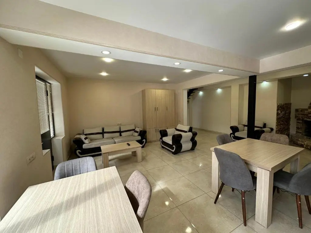 5 Bedrooms House