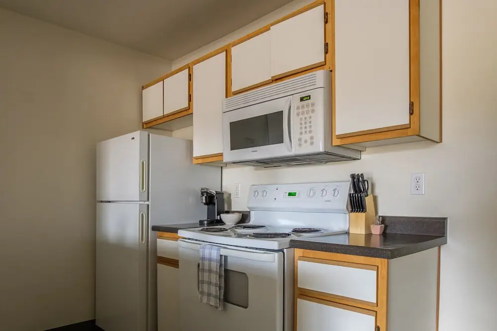 Eastside 1 & 2 BR Apts with balcony by Frontdesk