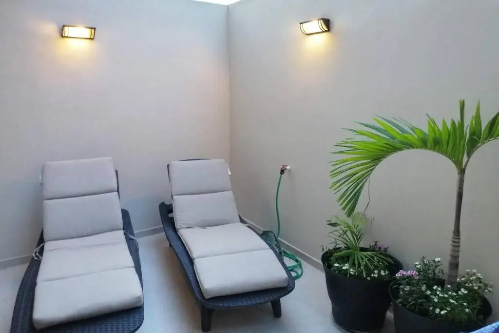 Modern 1 bedroom suite by beach Great location!