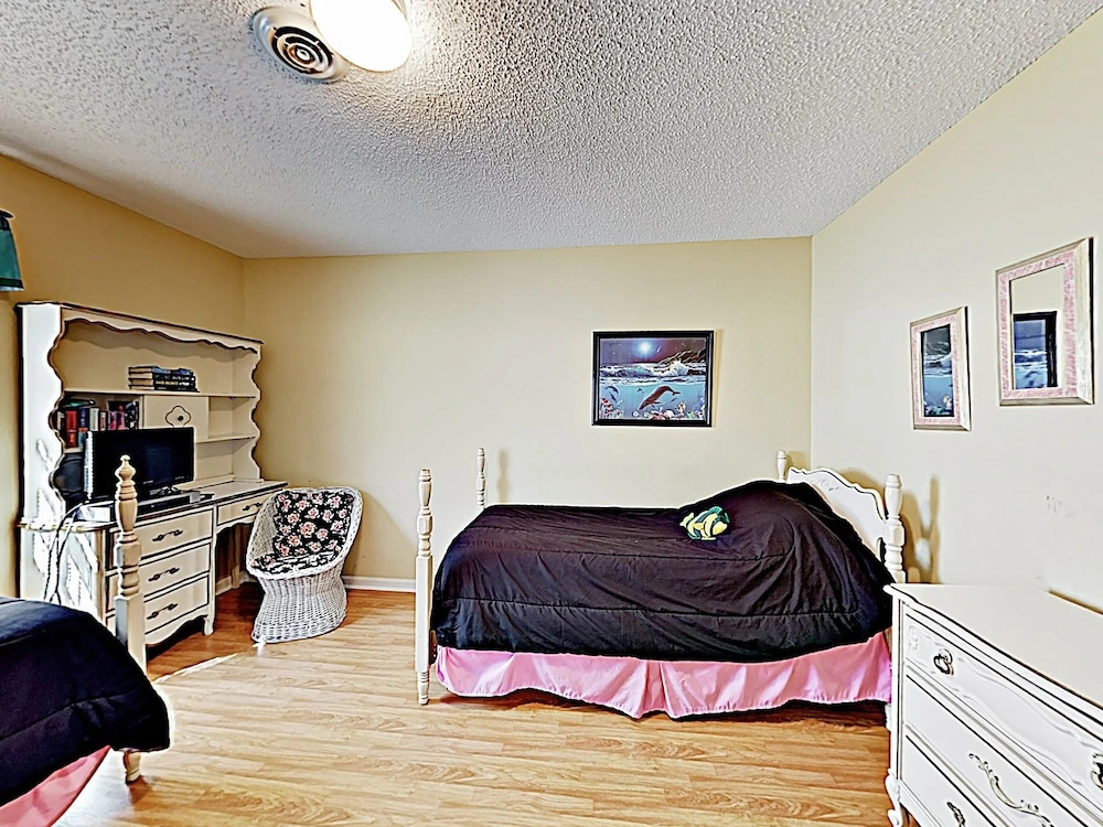 Fish N Hooks W/ Ocean-view Porch, Steps To Beach 5 Bedroom Home