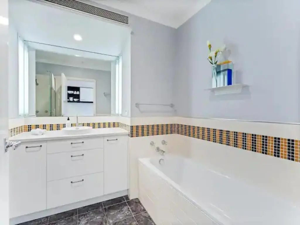 Lovely Bright Apt w/ Pool and Gym by Zodiak Stays