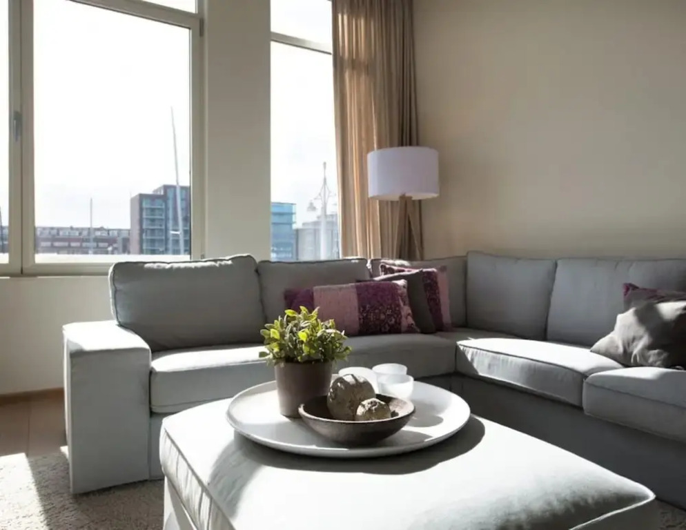 Modern Apartment Overlooking the Harbor