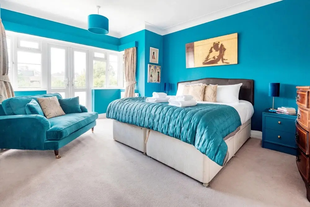 Majestic Home With Beautiful Garden in North West London by Underthedoormat
