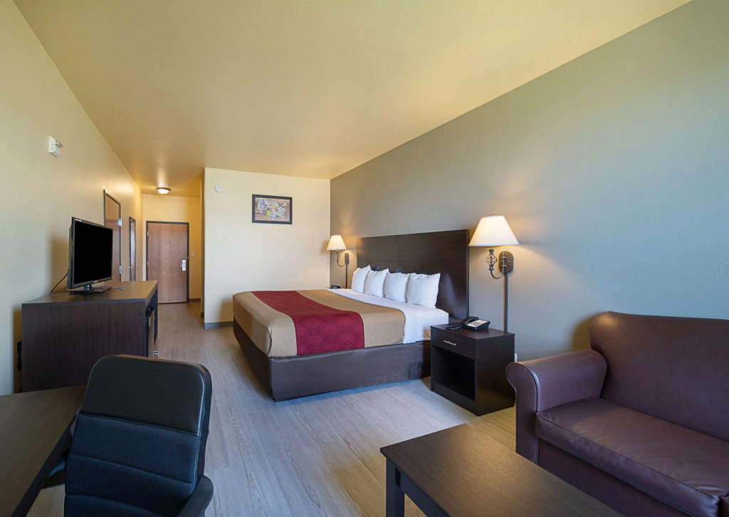 Econo Lodge Inn & Suites Bridgeport