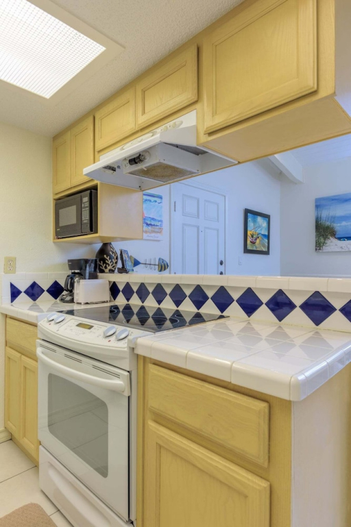 1br Resort-style Condo W/ Balcony And Pool 1 Bedroom Condo