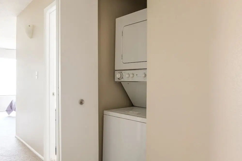 2 Bedroom Apartment w/ Pool, Balcony & WiFi by Frontdesk