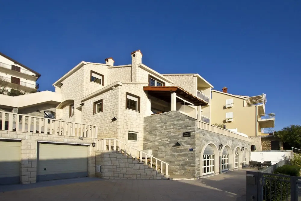 Luxury Apartment With Pool, Large Patio & sea View