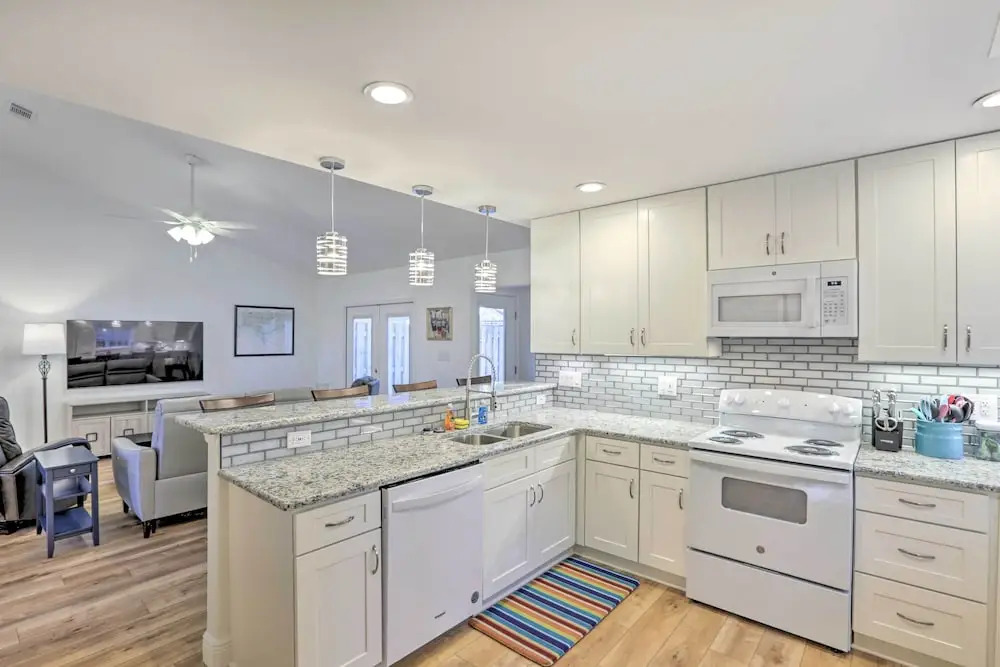 Sassy Tallahassee Home, 5 Mi to Downtown