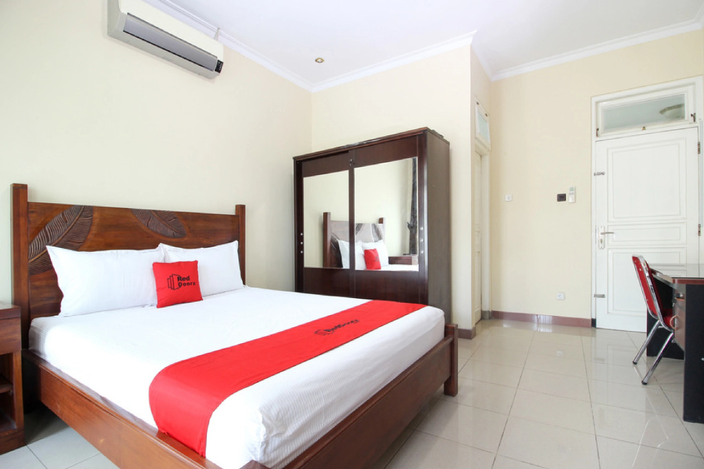 RedDoorz Plus near Rumah Sakit JIH