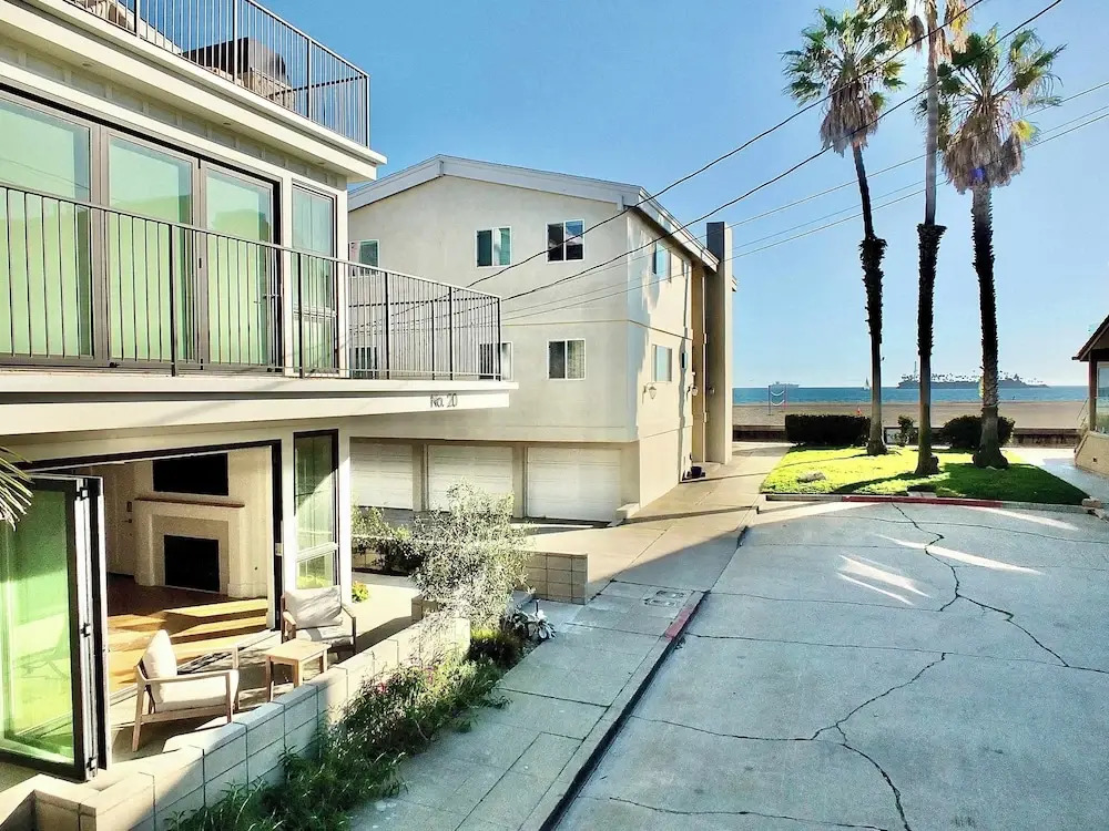Beach Paradise Stunning 3-story in Long Beach!