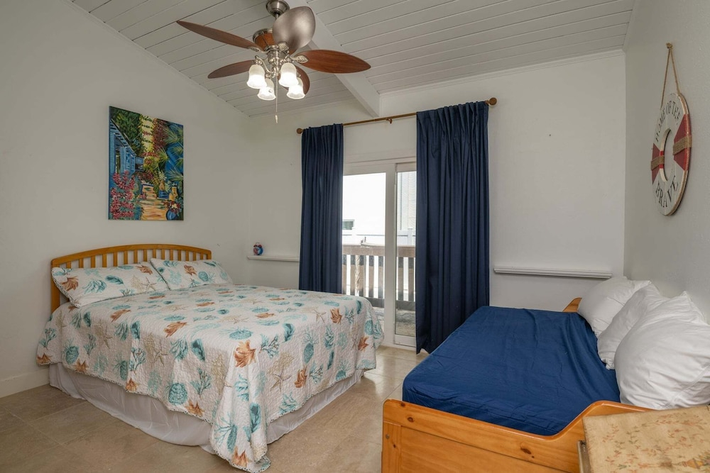 Tiki 216 - 2br Condo W/ Balcony Steps From Beach 2 Bedroom Condo