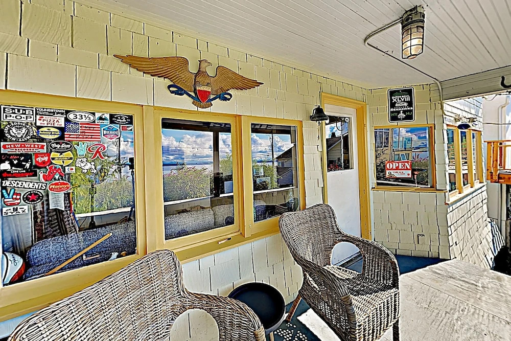 New Listing! Easy Street Beach House On Alki 3 Bedroom Cottage