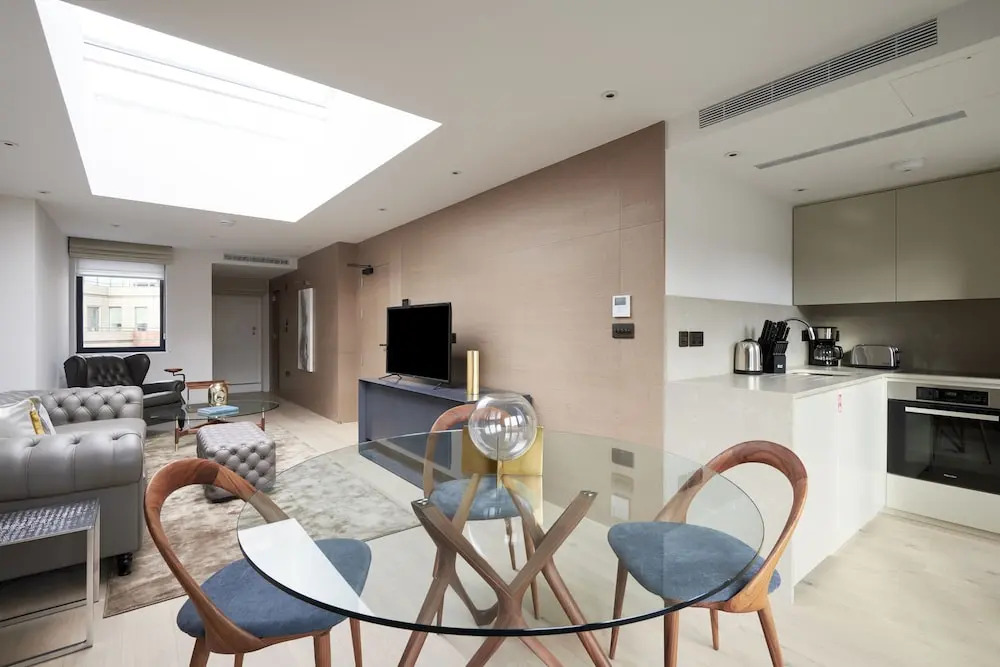 Lovely Mayfair Suites by Sonder
