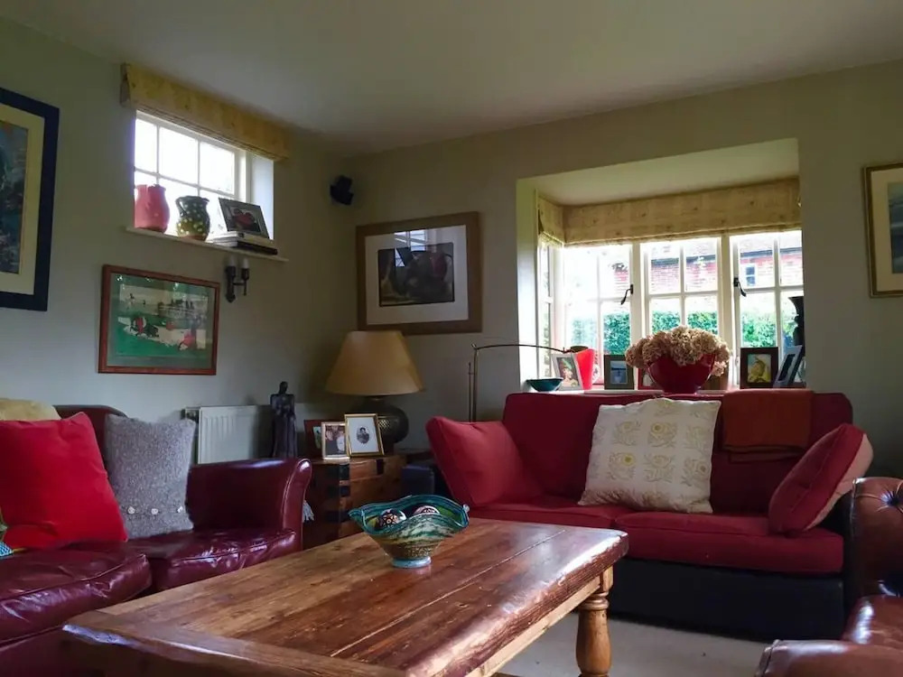 Lovely 4-bed House in Village of Sandhurst