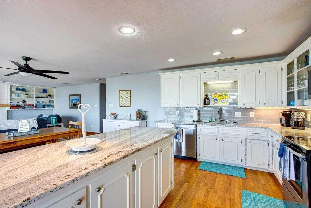 Cedar Creek Lakefront Vacation Rental w/ Pool