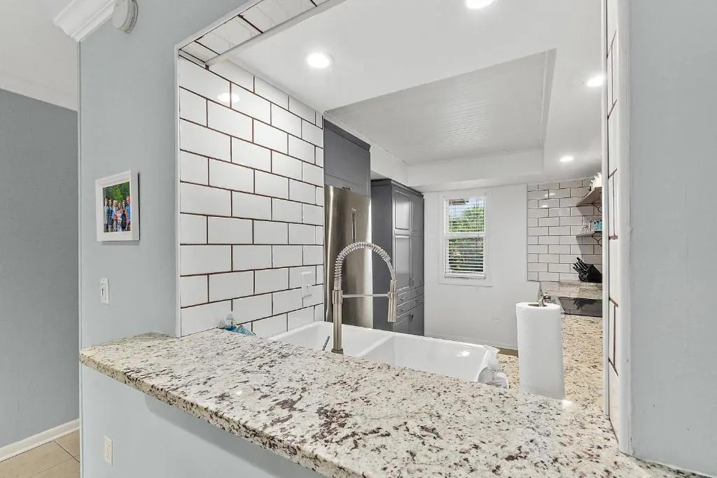 Island Oasis - 3br 2ba - steps to the ocean!
