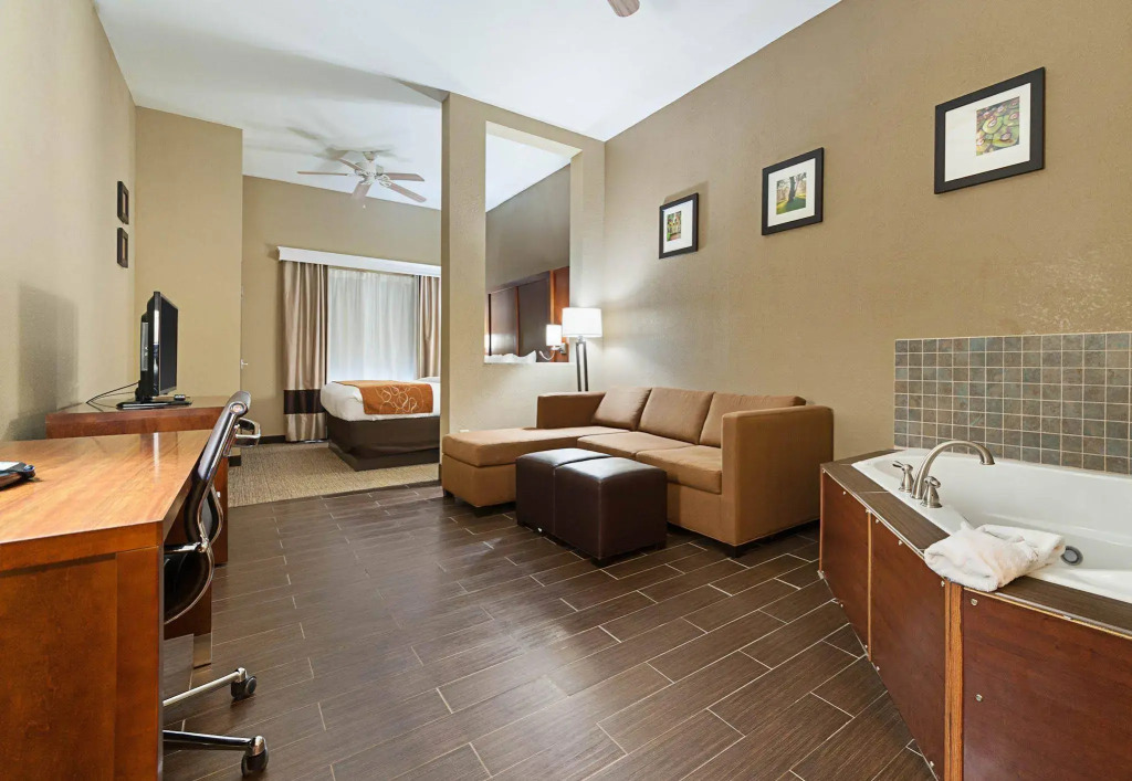 Comfort Suites Batesville