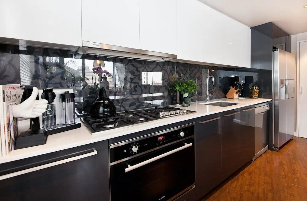 UM616 Sleek Split Level City Oasis in Ultimo