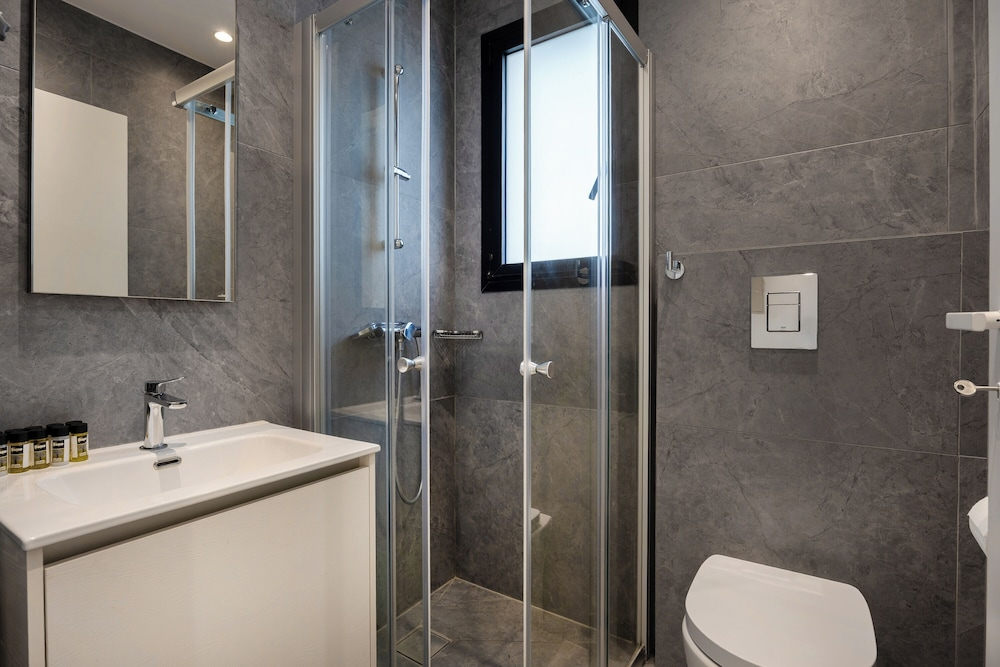 103 Piliou - City View Balcony & Shared Rooftop Pool