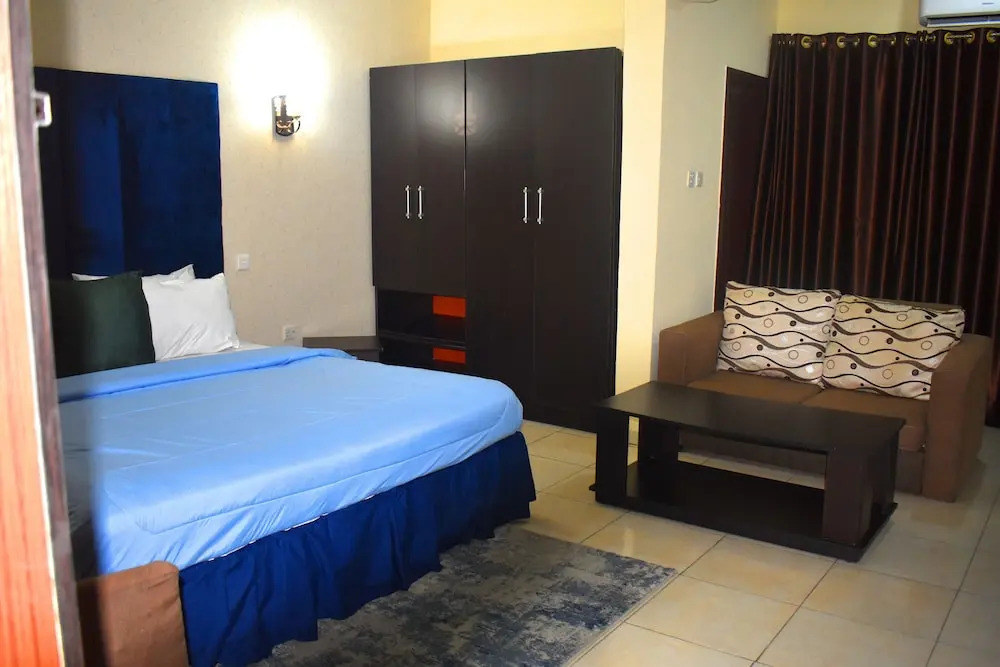 Davis Hotel & Suites