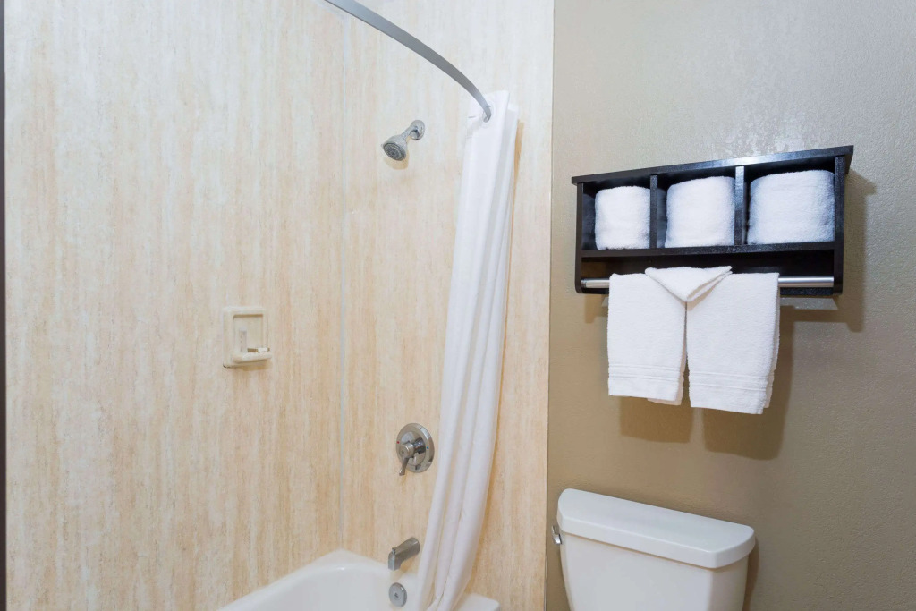Howard Johnson by Wyndham National City/San Diego South