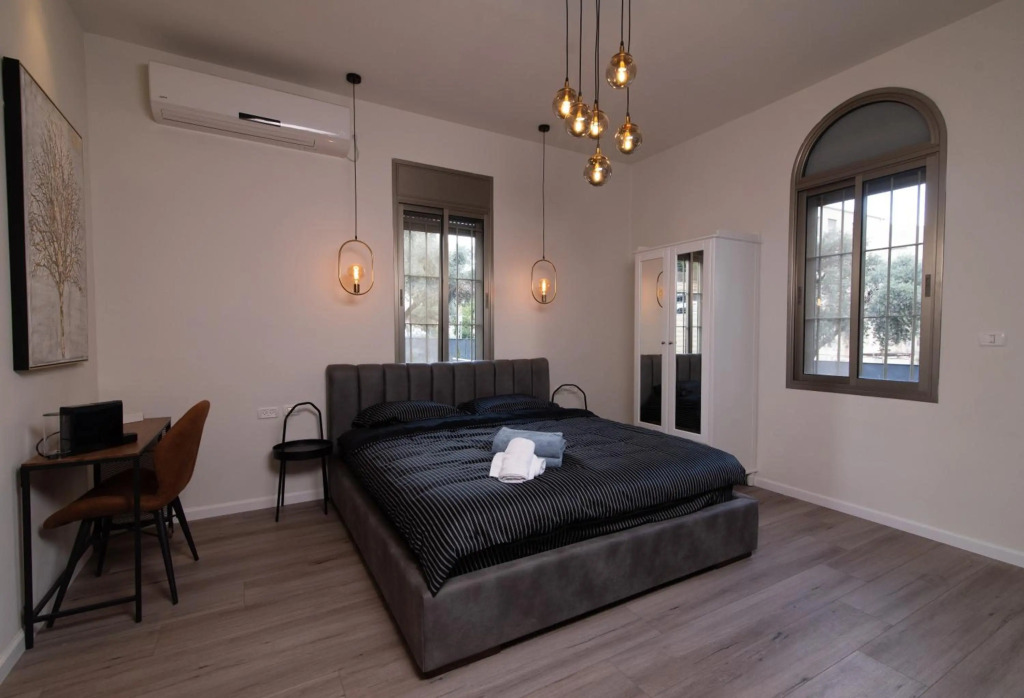 Kings bed - Stay Royal and Stylish
