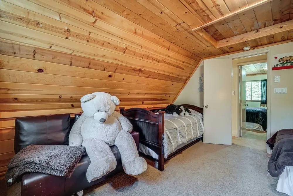Near Slopes, Donner Lake & Trails! Woodsy Retreat