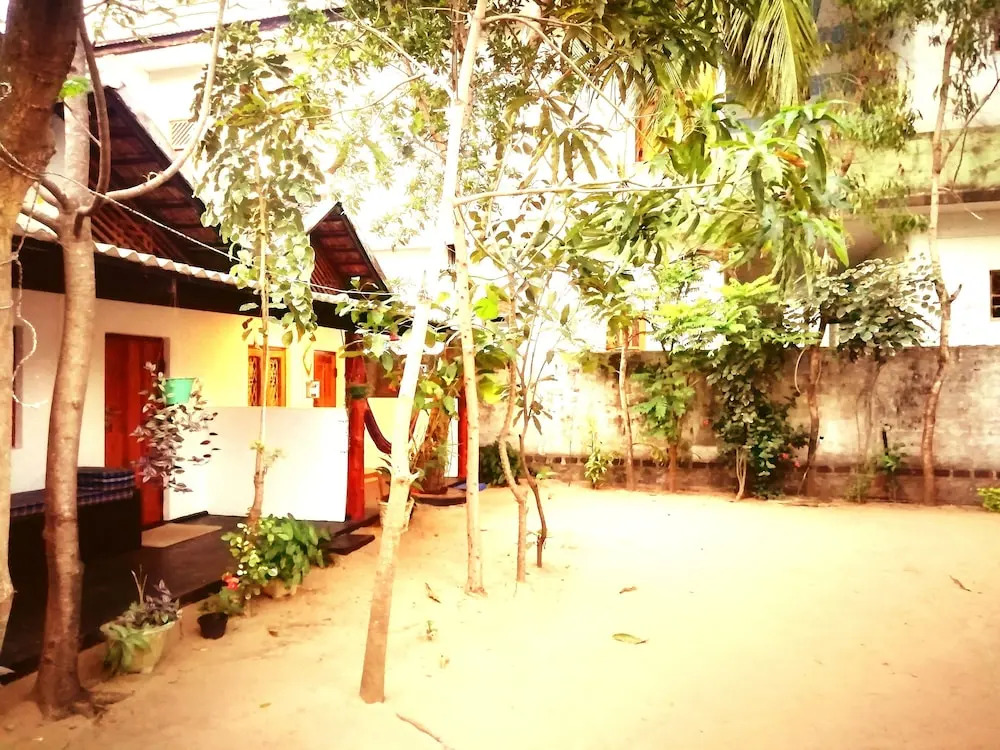 Bay Dreams Beach Hotel & Surf Camp