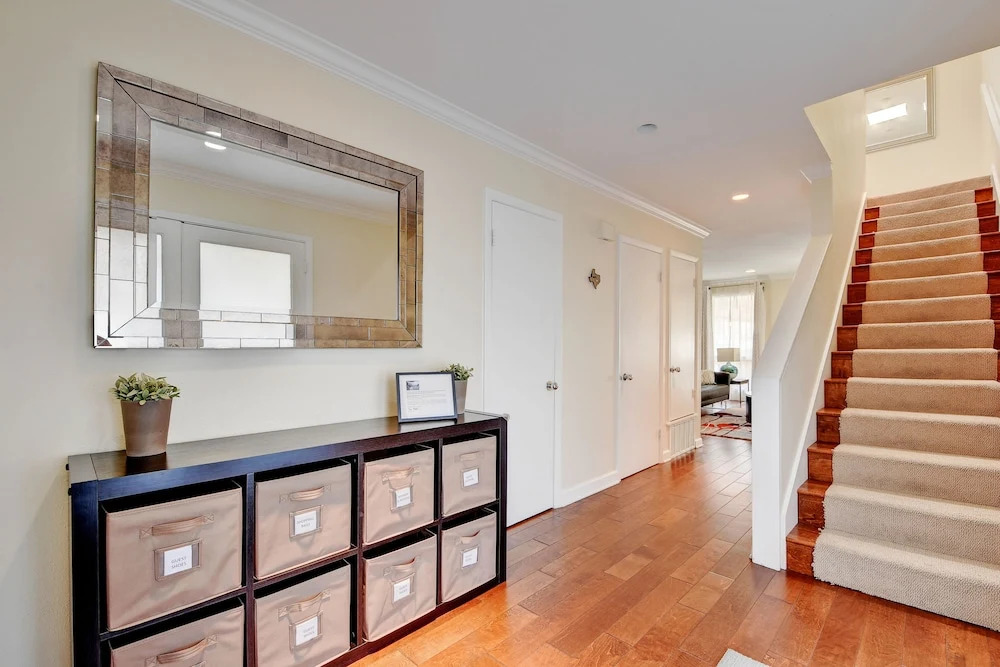 Downtown Austin Apt. W/ 2 Decks 1 Bedroom Condo