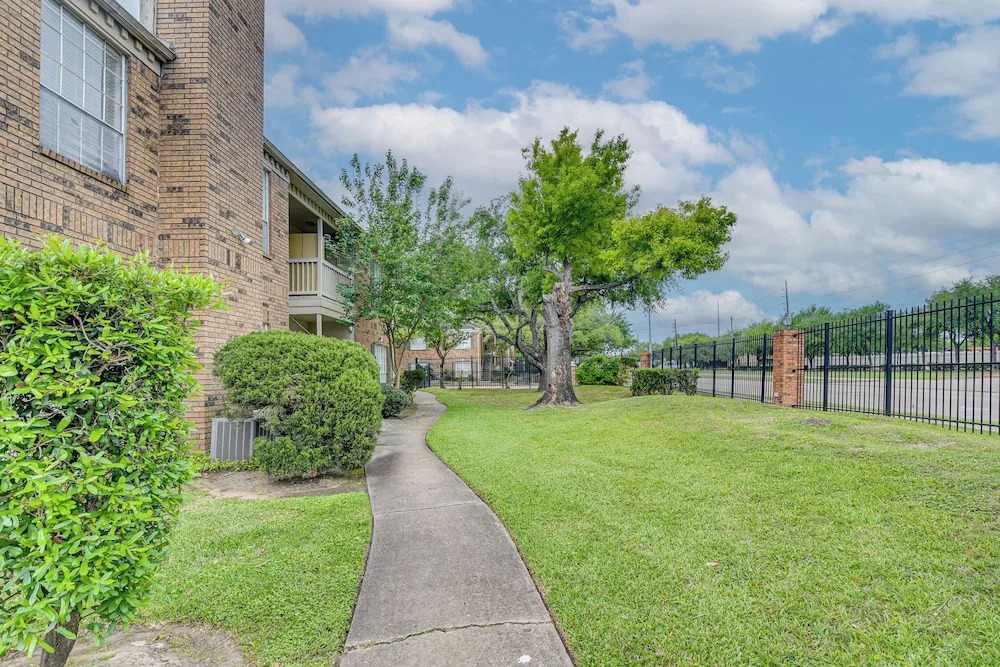 2 Mi to Hospitals! Houston Condo w/ Pool Access