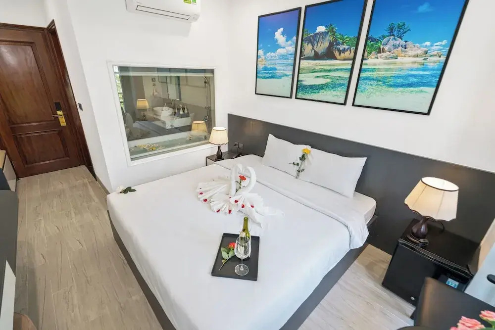 The Enchanted Ha Long Hotel - Bai Chay Beach