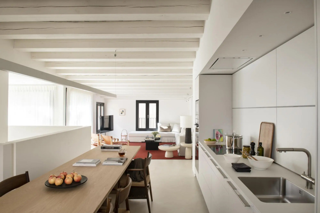 Distinguished apartment with 3 bedrooms, 3 bathrooms and a private terrace with sea views.