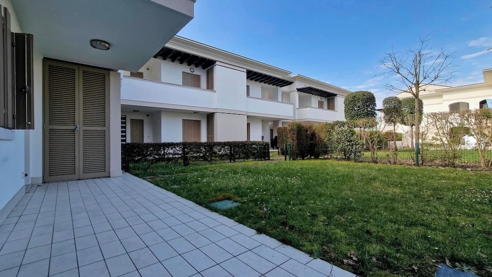 Lovely Apartment With two Fenced Gardens
