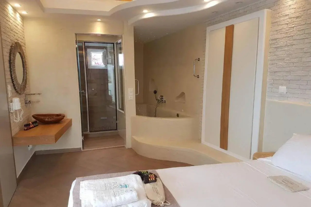 Polis of Naxos Stylish Suites