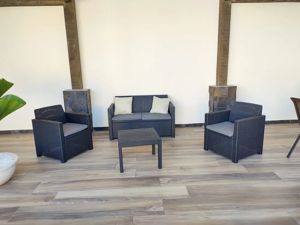 #1 New & Modern 2 bed Suite With Shared Pool
