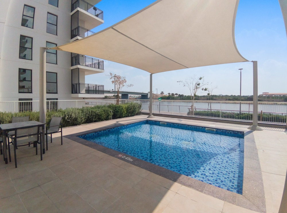 1BR Near Yas Marina w Building Pool hot tub