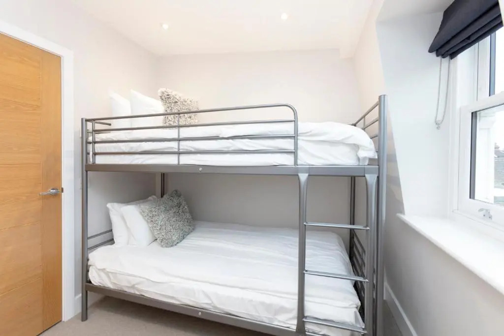 Stunning Central Windsor Town House With Parking