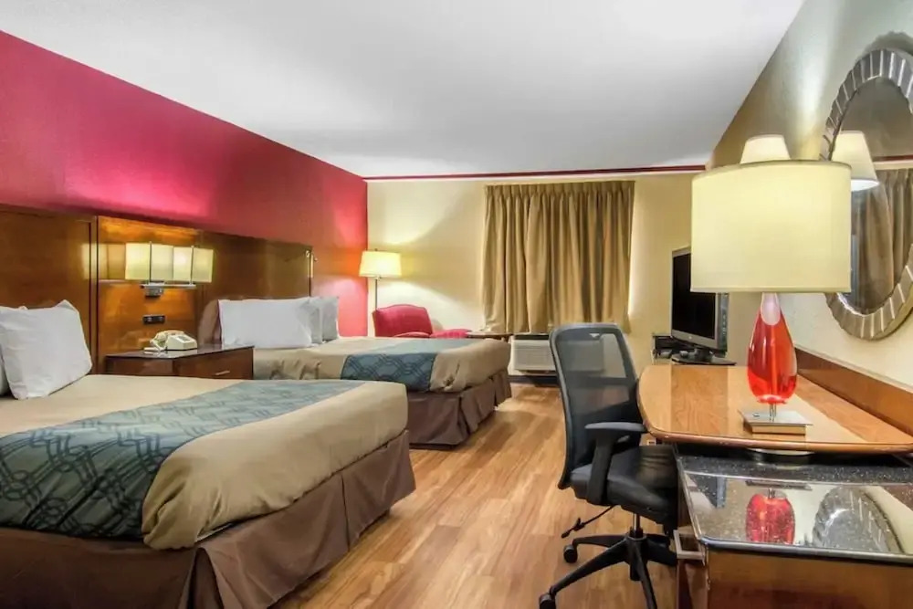 Forsyth Inn & Suites