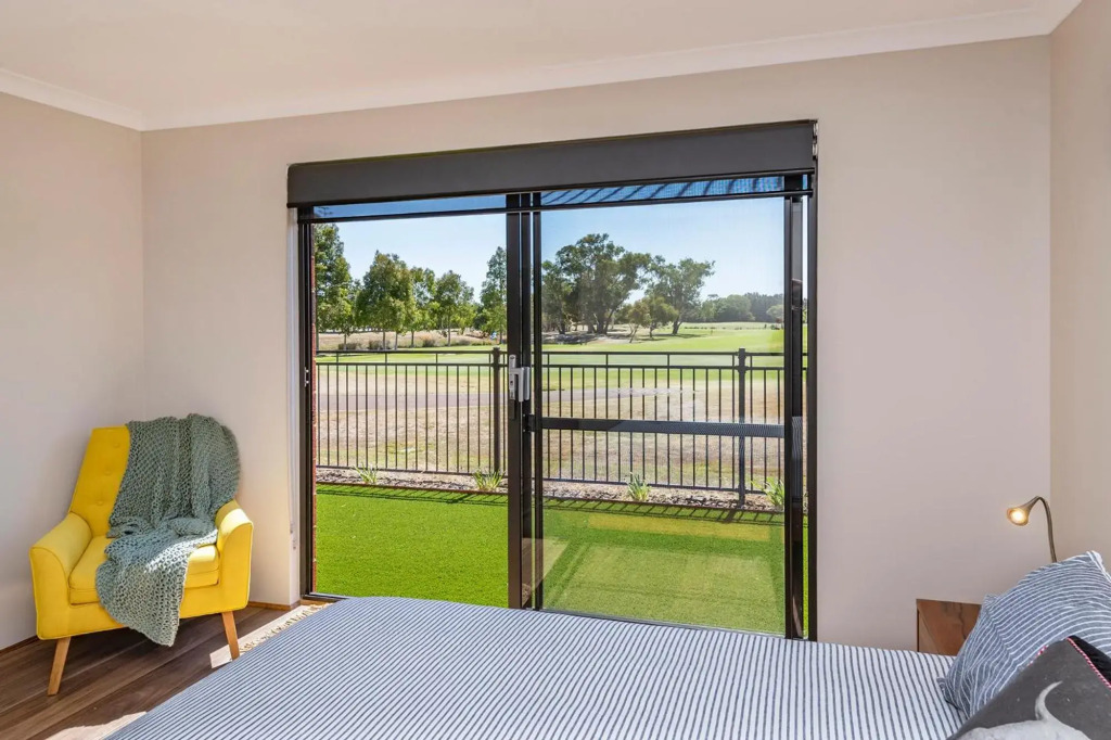 The Links - fairway views, walk to town, air-con