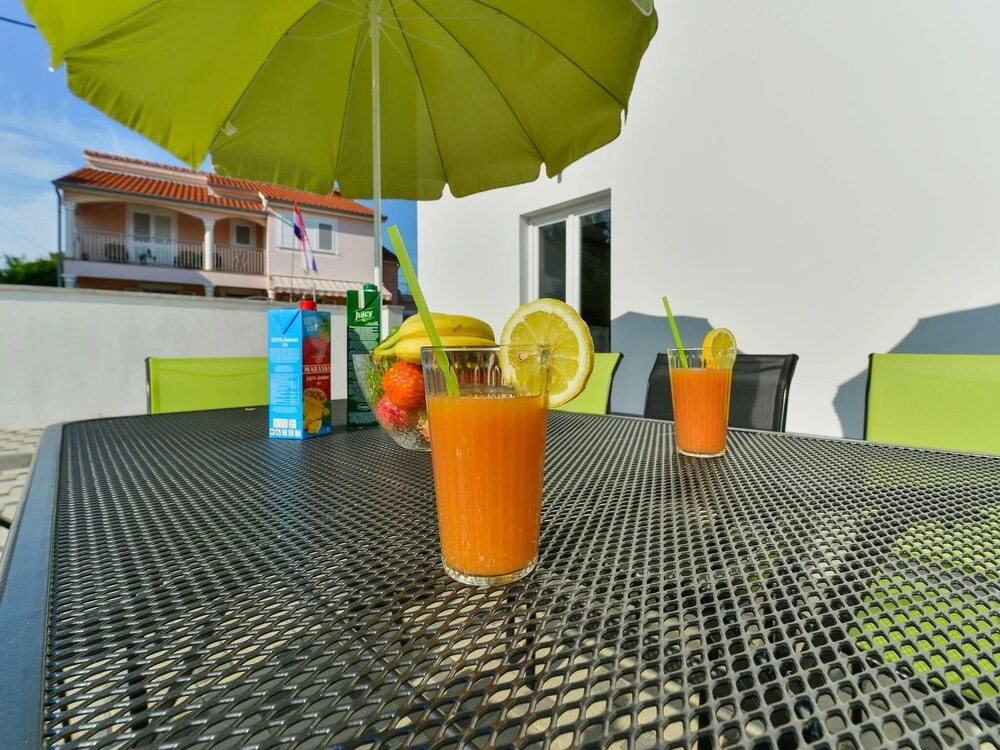 Villa Dragica mit Pool auf Terasse nur 50 m vom Meer in Privlaka, Kroatien