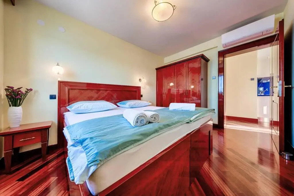 Seafront Apartment For4