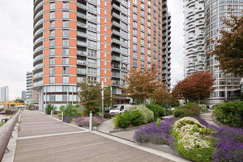 Lovely 1bed W/balcony on the River Thames