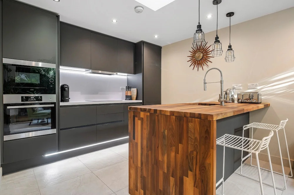 Central London 3-bed Apt, Sleeps 6, 3 Mins to Tube